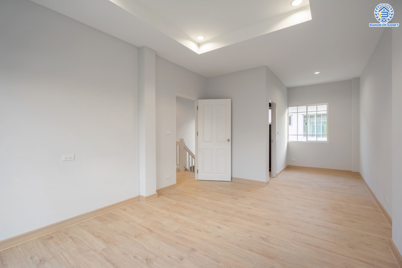 บ้านมือสองตกแต่งใหม่ ม.ธนาสิริ ปิ่นเกล้า-ราชพฤกษ์ เนื้อที่ 37.5 ตร.ว. บ้านแฝดหลังใหญ่ ตอบโจทย์ทุกการอยู่อาศัย ฟังก์ชัน 3 ห้องนอน 3 ห้องน้ำ 2 ที่จอดรถ บนทำเลติดถนนราชพฤกษ์ ใกล้วงเวียนพระราม5 รถไฟฟ้า "สถานีบางรักน้อยท่าอิฐ" และ จุดทางด่วน "กาญจนาภิเษก"